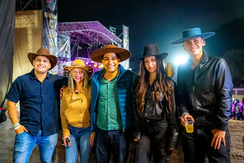 Grupo de amigos con sombreros en la medialuna