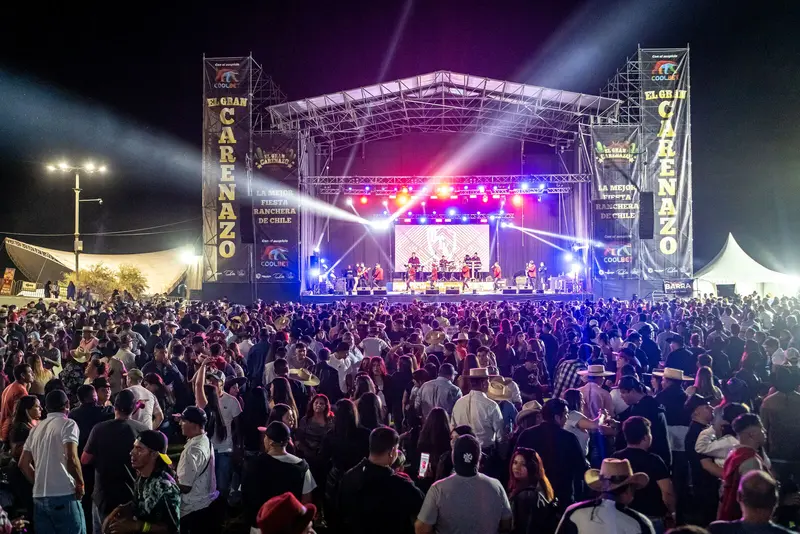 Escenario y público iluminados en el Gran Carenazo